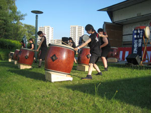 旭川実業高等学校の皆さんによる和太鼓の演奏の様子