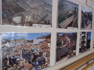 東日本大震災でのボランティア活動を伝える写真コーナーの様子
