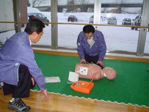 AEDの訓練の模様