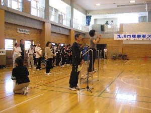 速水旭川障害者スポーツ協会長が講評をしている写真